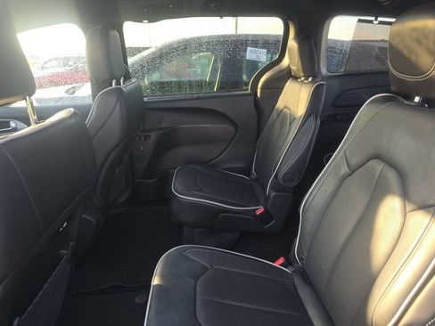 Used 2025 Chrysler Pacifica Limited FWD image 10