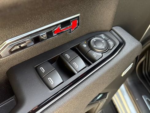 Used 2025 GMC Sierra 1500 AT4 w/ Technology Package AWD/4WD image 17