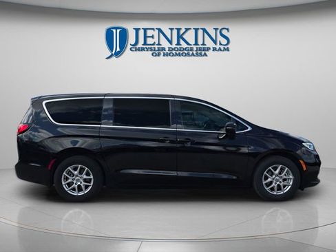 Certified 2024 Chrysler Pacifica Touring-L image 9