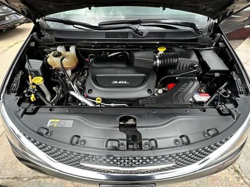 Used 2017 Chrysler Pacifica Touring-L FWD image 33