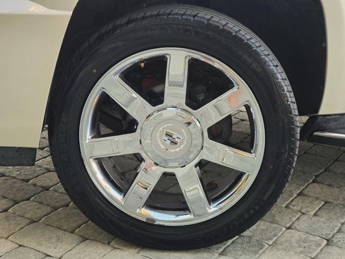 Used 2007 Cadillac Escalade EXT Base AWD 4dr Crew Cab SB w/ Information Package image 27