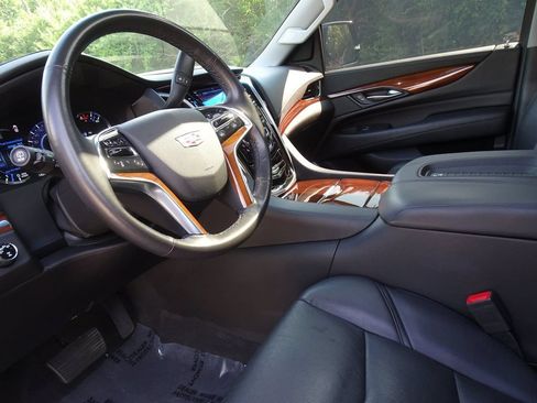 Used 2020 Cadillac Escalade Luxury AWD/4WD image 11