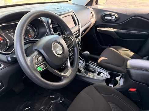 Used 2019 Jeep Cherokee Latitude w/ Popular Appearance Group FWD image 17