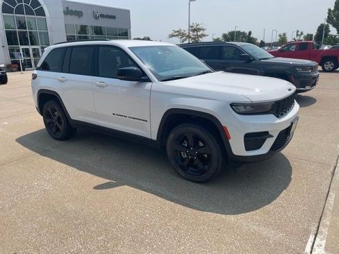 Used 2023 Jeep Grand Cherokee Altitude AWD/4WD image 7