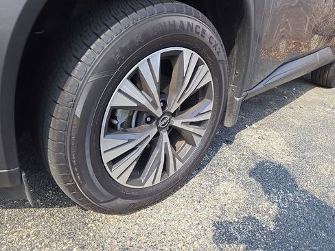 Used 2023 Nissan Rogue SV w/ SV Premium B Package image 7