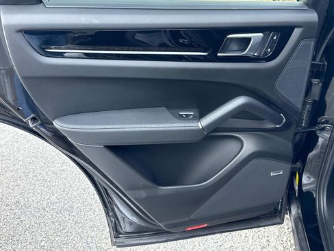 Used 2023 Porsche Cayenne Coupe image 11