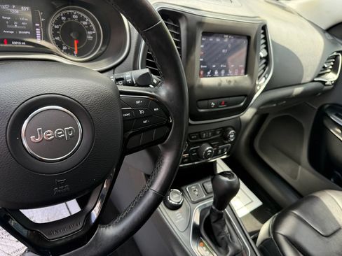 Used 2019 Jeep Cherokee Latitude Plus AWD/4WD image 24