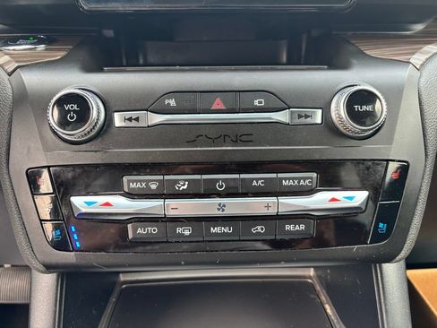 Used 2020 Ford Explorer Limited RWD image 9