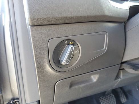 Used 2021 Volkswagen Tiguan SE image 11