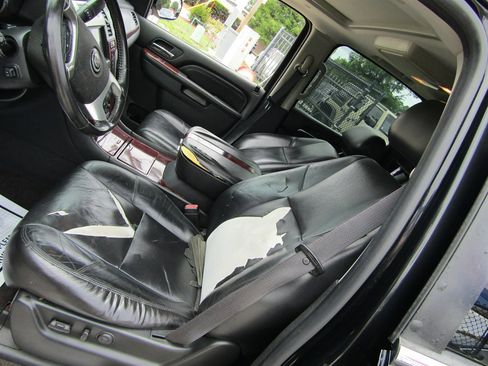 Used 2011 Cadillac Escalade ESV Premium RWD image 11
