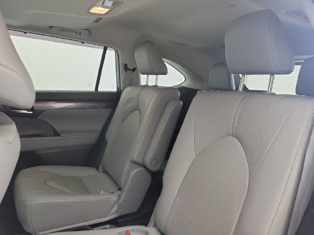 Used 2021 Toyota Highlander Limited FWD image 14