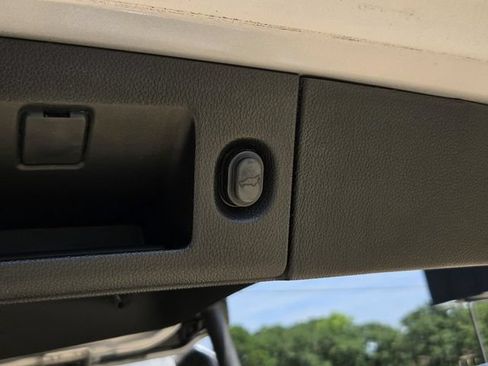 Used 2019 Chevrolet Suburban Premier AWD/4WD image 14