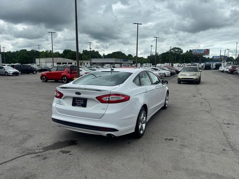 Used 2016 Ford Fusion SE FWD image 3