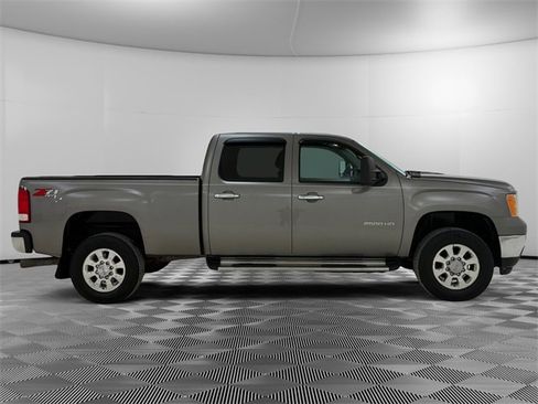 Used 2014 GMC Sierra 2500 SLE w/ SLE Preferred Package image 2