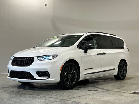 Used 2024 Chrysler Pacifica Touring-L w/ Road Tripper Package FWD image 2