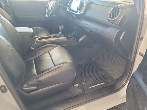Used 2020 Toyota Tacoma TRD Sport w/ TRD Premium Sport Package AWD/4WD image 13