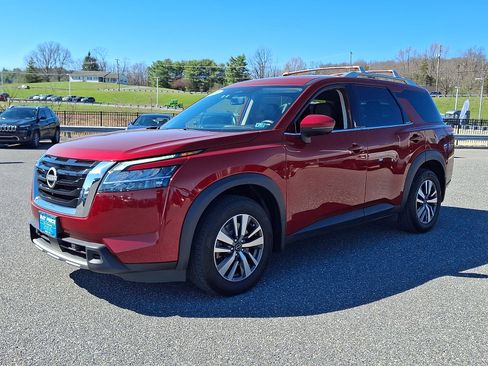 Used 2024 Nissan Pathfinder SL AWD/4WD image 3
