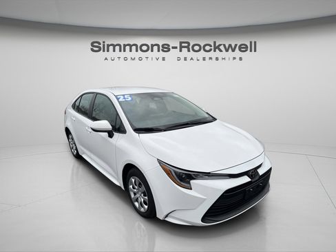 Used 2025 Toyota Corolla LE image 3