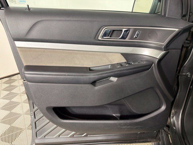 Used 2017 Ford Explorer XLT w/ Equipment Group 202A AWD/4WD image 24