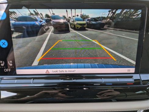 Used 2025 Volkswagen Atlas SE image 31