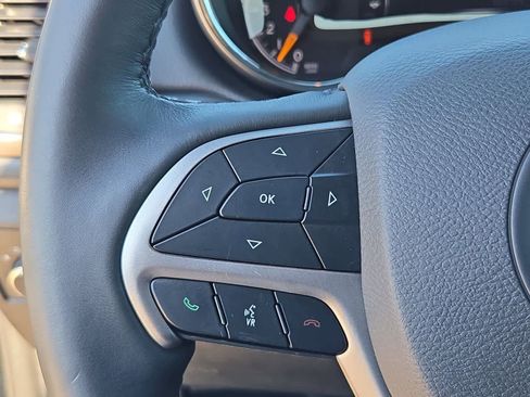 Used 2019 Jeep Grand Cherokee Altitude image 24