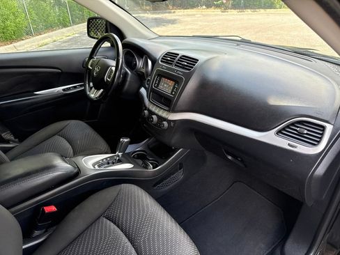 Used 2020 Dodge Journey SE w/ SE Popular Equipment Group FWD image 11