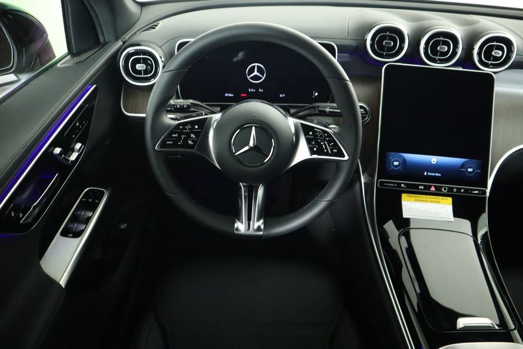 Used 2025 Mercedes-Benz GLC 300 image 10