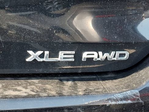 Used 2021 Toyota Highlander XLE AWD/4WD image 10
