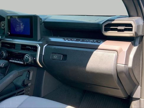Certified 2025 Toyota Tacoma SR5 AWD/4WD image 18