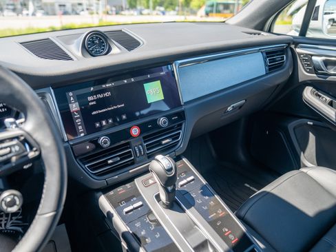 Certified 2026 Porsche Macan AWD/4WD image 16