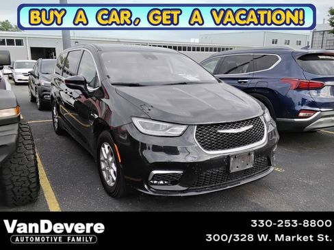 Used 2023 Chrysler Pacifica Touring-L FWD image 1