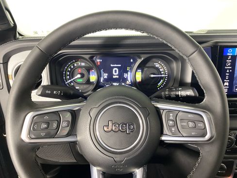 Used 2025 Jeep Wrangler Unlimited Sahara AWD/4WD image 22