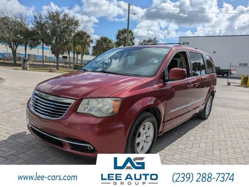 Used 2012 Chrysler Town & Country Touring image 6
