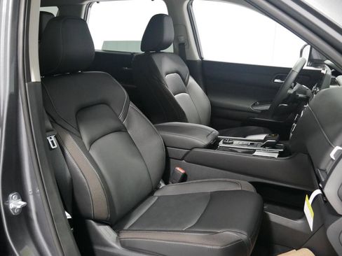 New 2025 Nissan Pathfinder SL image 16