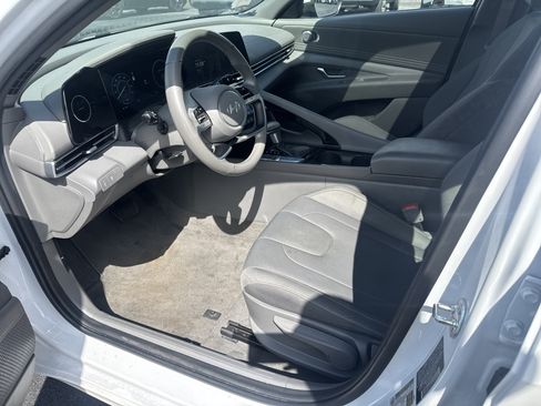 Used 2025 Hyundai Elantra SEL FWD image 12