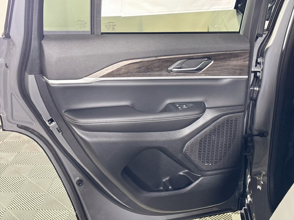 New 2027 Jeep Grand Cherokee Altitude AWD/4WD image 20