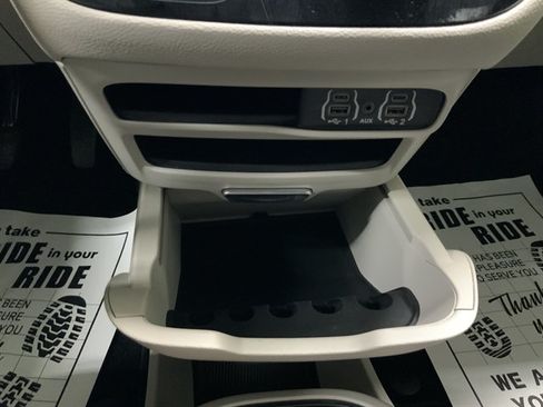 Used 2024 Chrysler Pacifica Touring-L FWD image 41