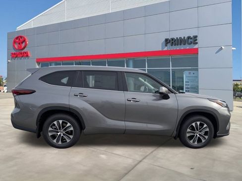 New 2026 Toyota Highlander XLE image 3