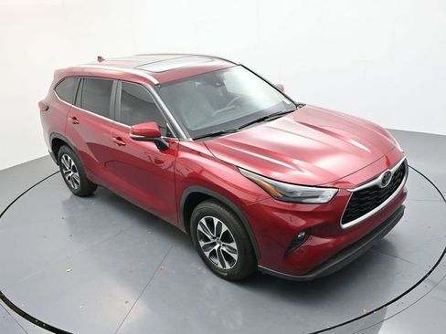 Used 2023 Toyota Highlander XLE image 32