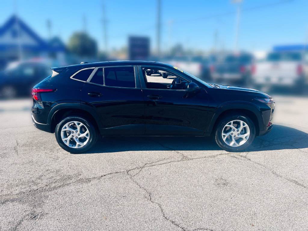 Used 2024 Chevrolet Trax LS w/ LS Convenience Package FWD image 9