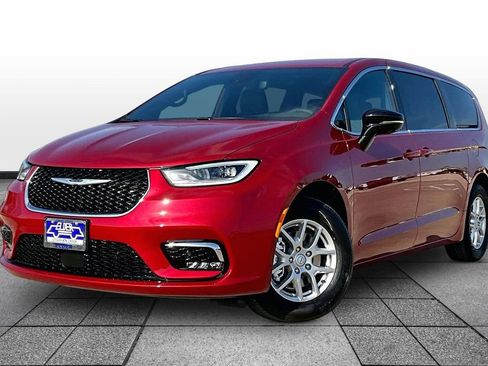 New 2026 Chrysler Pacifica Select FWD image 2