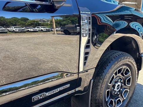 Used 2023 Ford F250 Platinum w/ FX4 Off-Road Package AWD/4WD image 11
