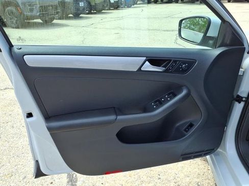 Used 2017 Volkswagen Jetta SE FWD image 15