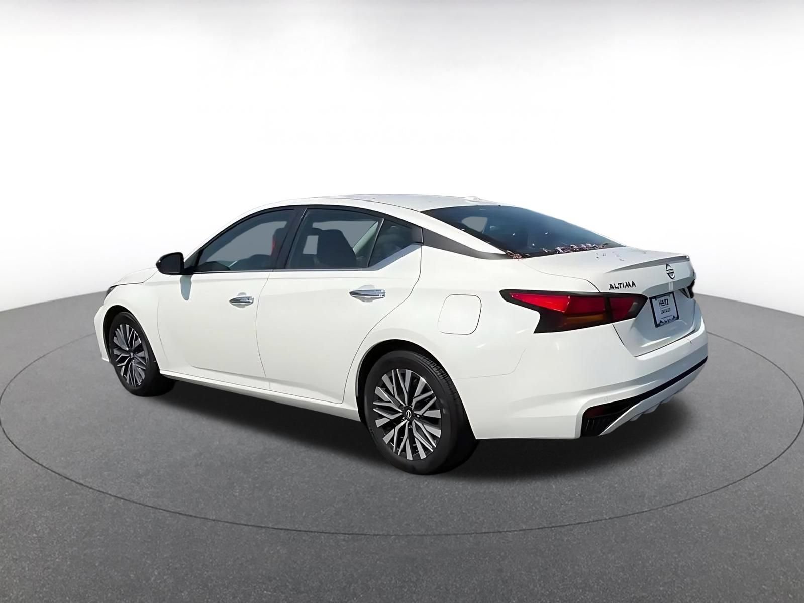 Used 2025 Nissan Altima 2.5 SV FWD image 10