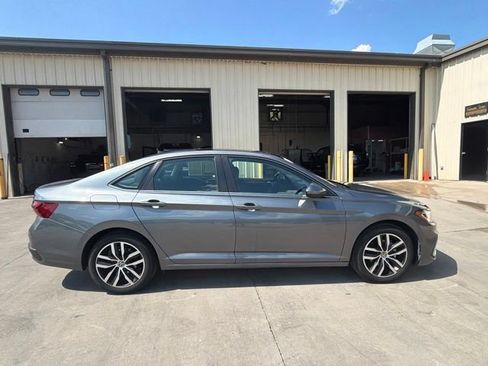 Used 2025 Volkswagen Jetta SE FWD image 2