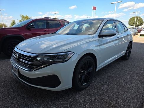 Used 2024 Volkswagen Jetta SE w/ Panoramic Sunroof Package FWD image 3