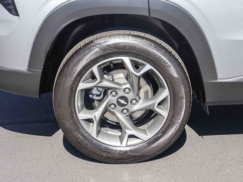 Used 2025 Chevrolet Trax LT FWD image 9