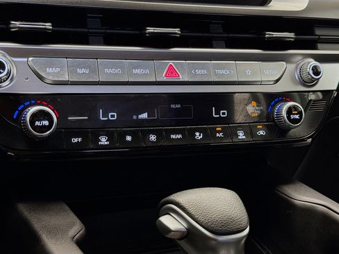 Used 2025 Kia Telluride LX FWD image 10