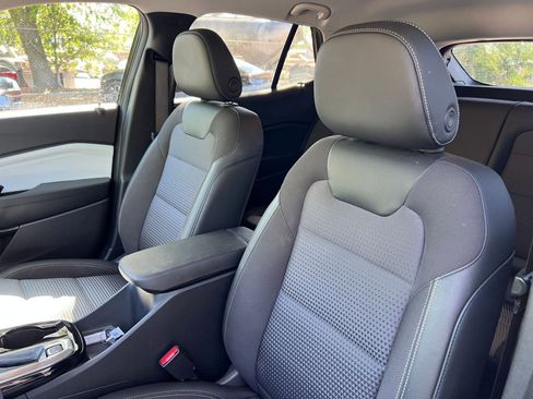 Used 2025 Chevrolet Trax LT image 32