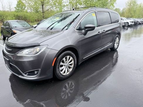 Used 2017 Chrysler Pacifica Touring-L FWD image 1